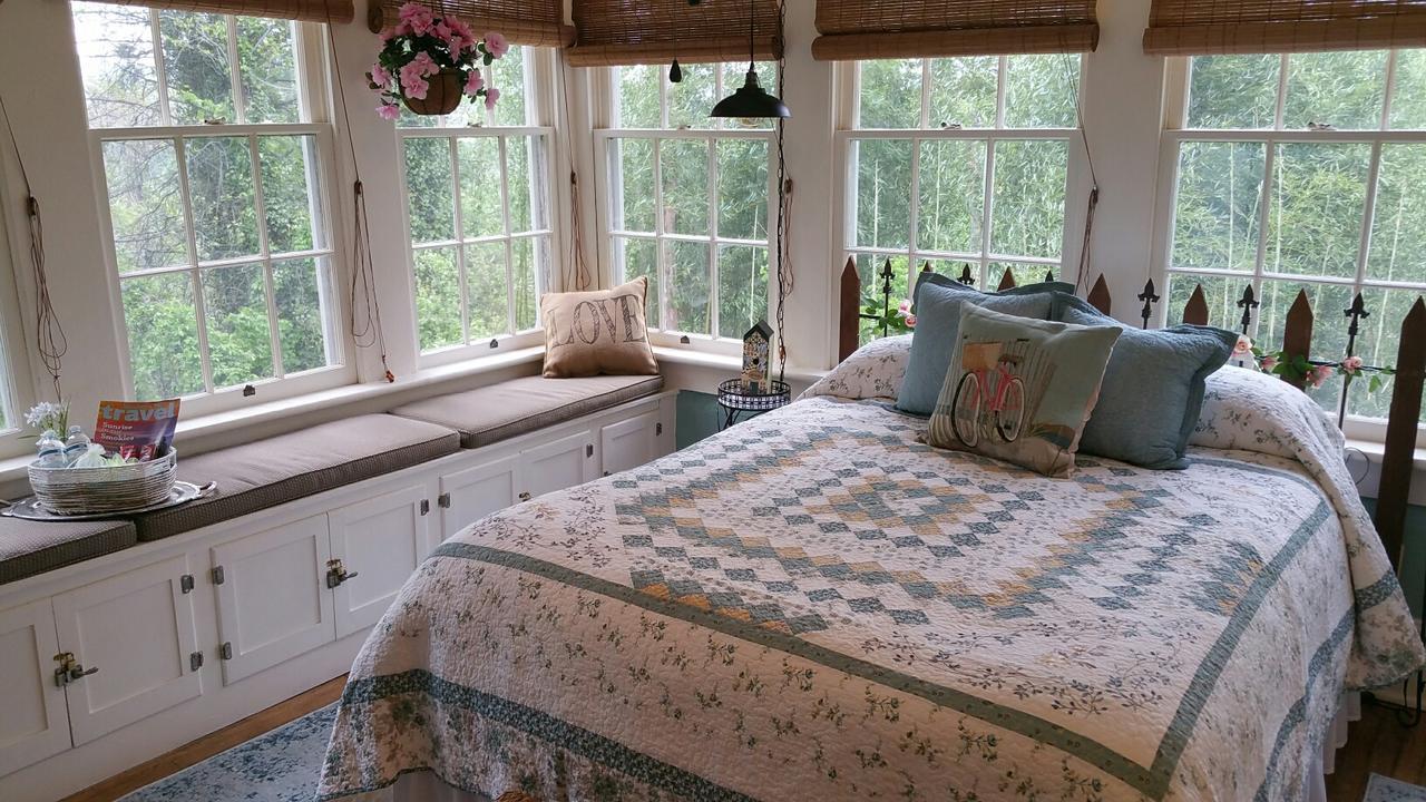 Almost Heaven Bed & Breakfast Уэйнсвилл Экстерьер фото